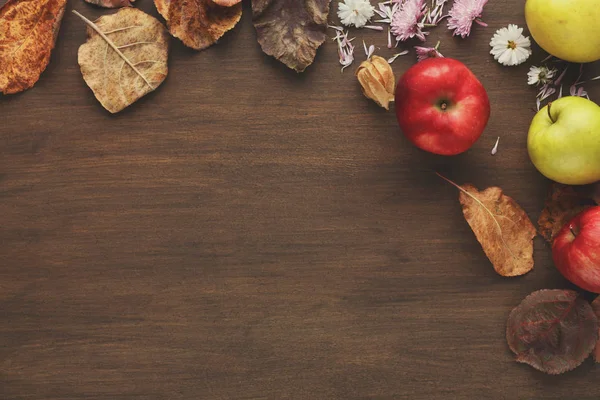 Herbstbordüre aus Äpfeln und Blättern auf Holztisch — Stockfoto