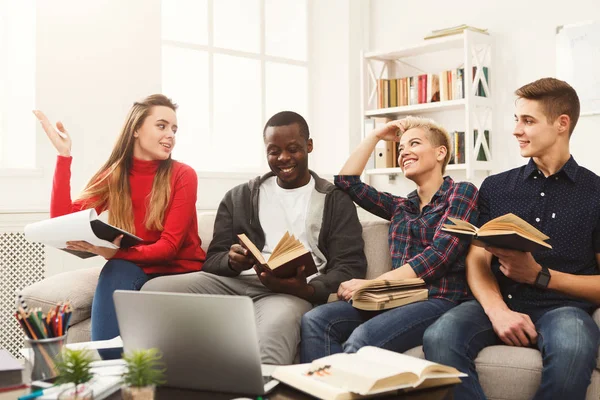 Grupy z różnych studentów studiujących w domu atmosfera na cou — Zdjęcie stockowe