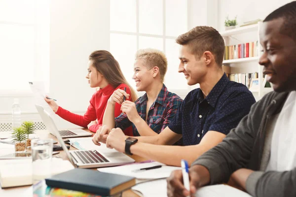 Zakelijke bijeenkomst. Jong team in het moderne kantoor — Stockfoto