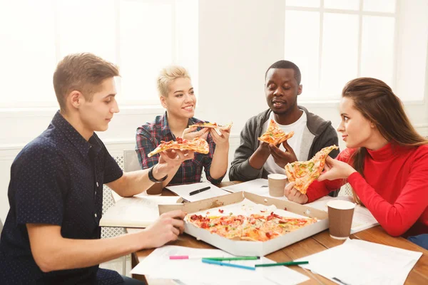 Estudiantes aprendiendo y comiendo pizza —  Fotos de Stock