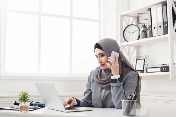 Jonge Saoedische zakenvrouw werken op kantoor — Stockfoto