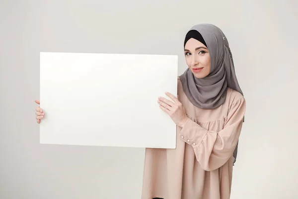 Muslimin mit weißem Banner für Text oder Bild — Stockfoto