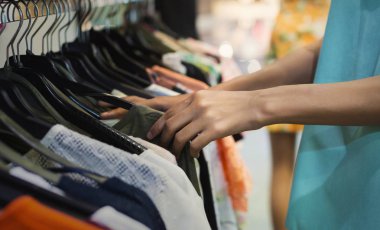 Moda alışveriş merkezinde alışveriş kadın yeni giysiler seçmek