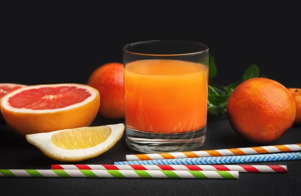 Jugo de naranja fresco con frutas en mesa de madera —  Fotos de Stock