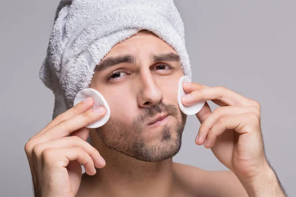Hombre guapo con toalla en la cara de limpieza de la cabeza — Foto de Stock