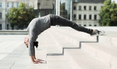 Gelişmiş yoga asana açık havada, yan görünüm yapan erkek