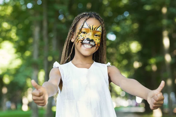 Piccola ragazza nera con pittura viso di tigre — Foto Stock