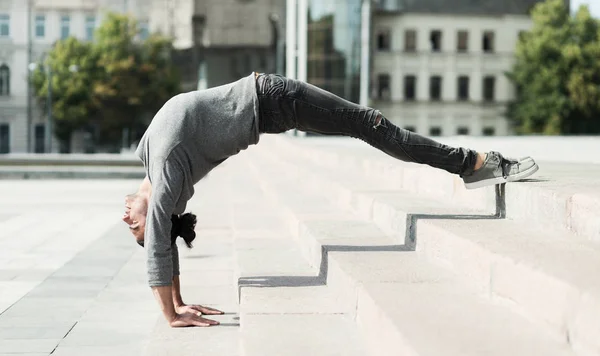 Man doing advanced yoga asana outdoors, side view — Stock Photo, Image