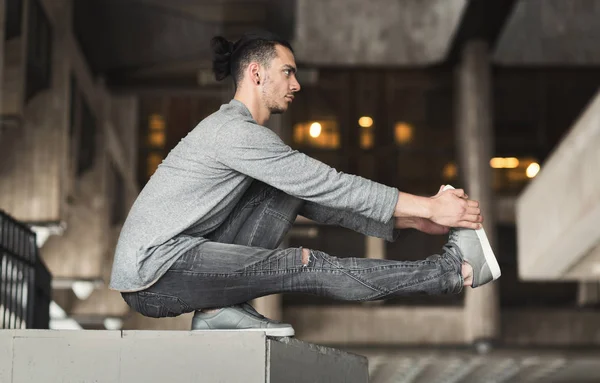 Genç adam pratik yoga şehir — Stok fotoğraf
