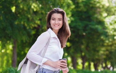 Şık kadın parkta kahve içme