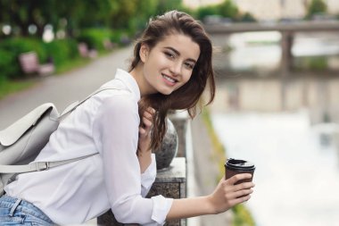Waterfront Nehri üzerinde kahve içme kadın heyecanlı