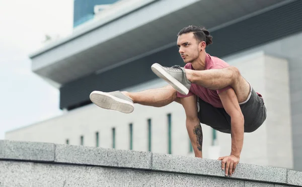 Experienced yoga man doing asana on the street — Stock Photo, Image