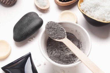 Doğal kozmetik siyah maske kase hazırlanıyor