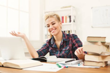 Masada dolusu kitap okuyan öğrenci kız