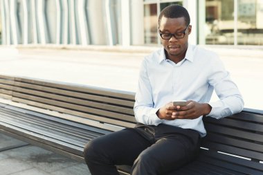 Açık havada smart casual ware'siyah iş adamıdır