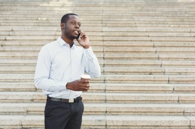 Açık havada smart casual ware'siyah iş adamıdır