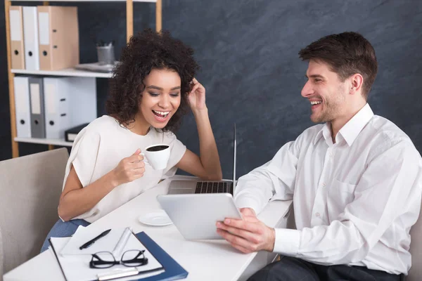 Geschäftsleute nutzen digitales Tablet und trinken Kaffee — Stockfoto