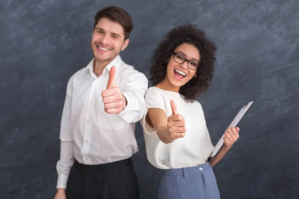 Dois empresários felizes sorridentes em formalwear mostrando polegar para cima — Fotografia de Stock