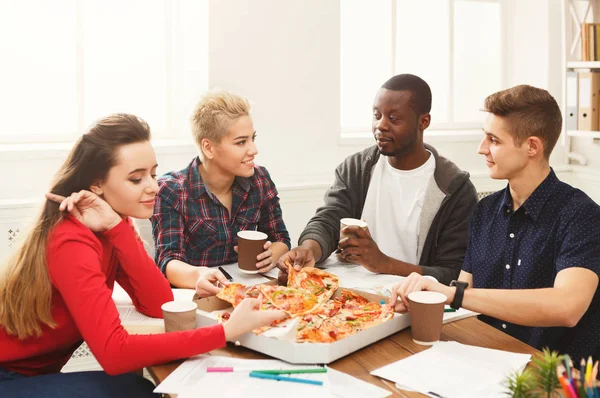 Studenten leren en het eten van pizza — Stockfoto