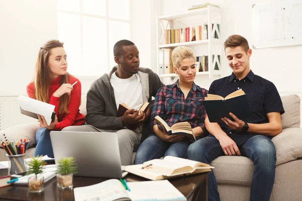 Grupo de estudiantes diversos que estudian en el ambiente del hogar en el cou — Foto de Stock