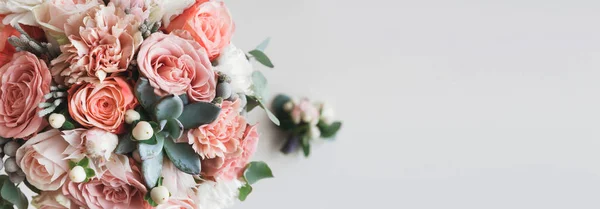 Bando fresco de peônias cor-de-rosa e rosas com espaço de cópia — Fotografia de Stock