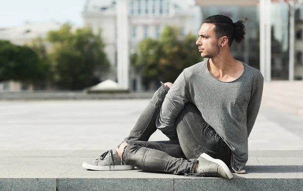 Stilig man öva yoga asana i stadsområde — Stockfoto