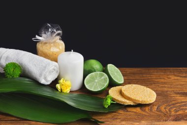Kireç, havlu ve mum Spa kompozisyonu