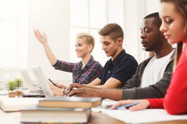 Grup çeşitli öğrenci ahşap masa eğitim