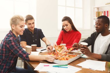 Öğrencilerin öğrenme ve pizza yemek