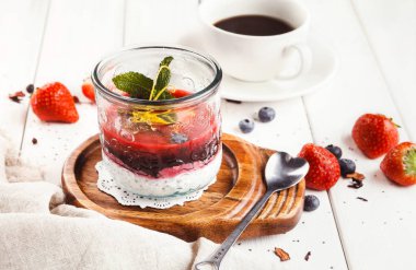 Chia pudingi çilek ile sağlıklı restoran tatlı