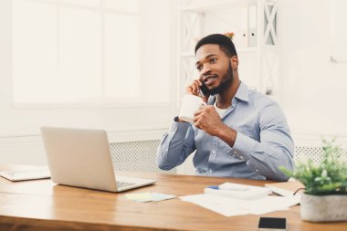 Cep telefonu üzerinde konuşurken genç siyah işadamı