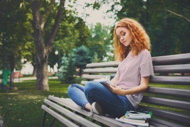 Bir defter parkta bankta kadınla genç redhead