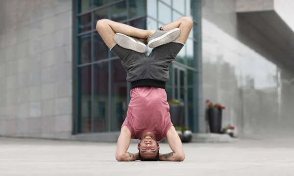 Professional yoga man doing headstand exercise outdoors — Stock Photo, Image