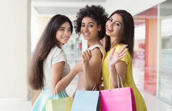 Menina bonita no vestido segurando sacos de compras — Fotografia de Stock