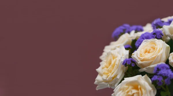 Buquê de casamento de rosas e estase azul — Fotografia de Stock