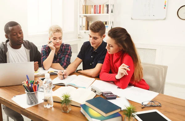 Compañeros de clase multiétnicos preparándose para los exámenes juntos — Foto de Stock