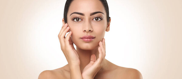 Красивая индийская девушка с идеальной кожей трогательное лицо
