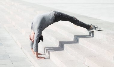 Gelişmiş yoga asana açık havada yapan sportif erkek