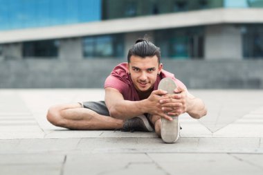 Şehrin germe egzersiz yapan erkek