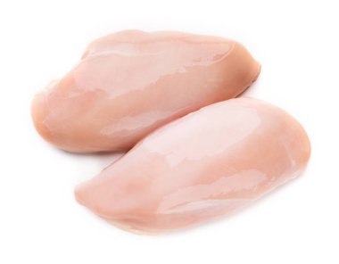 Çiğ tavuk filetosu beyaza izole edilmiş.