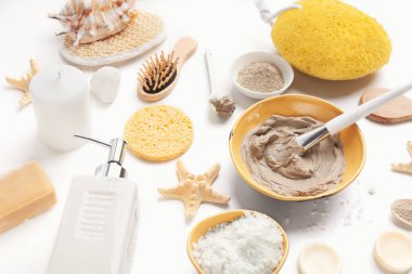 Beyaz arka plan üzerinde doğal kozmetik maskesi hazırlama