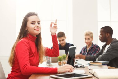 Modern ofiste dizüstü bilgisayar kullanan kadın