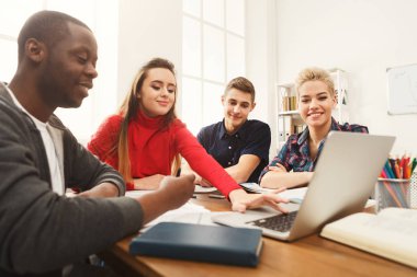 Grup çeşitli öğrenci ahşap masa eğitim
