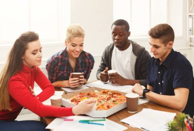 Öğrencilerin öğrenme ve pizza yemek