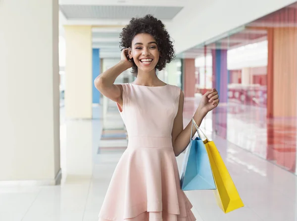 Vackra lockiga afroamerikansk kvinna som står i köpcentret — Stockfoto