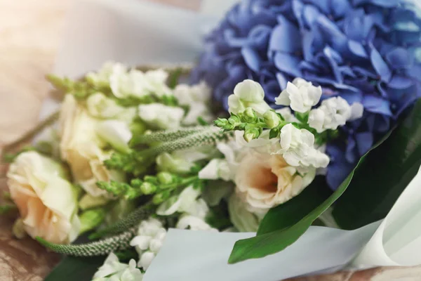 Bouquet di fiori freschi blu e bianchi — Foto Stock