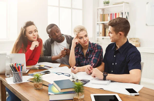 Grupo de estudiantes diversos que estudian en la mesa de madera — Foto de Stock