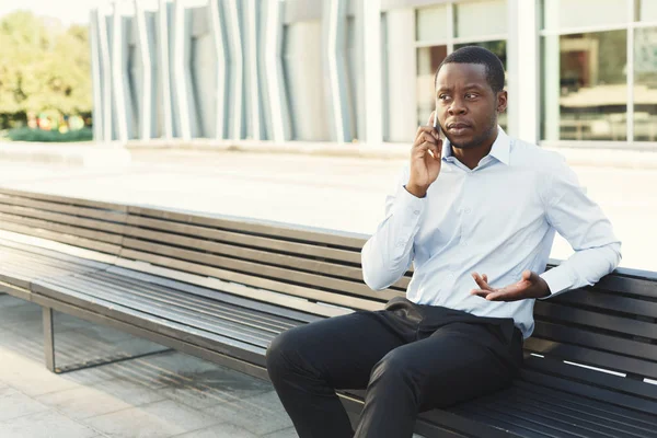 Hombre de negocios negro al aire libre en artículos casuales inteligentes —  Fotos de Stock