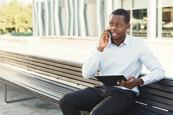 Açık havada smart casual ware'siyah iş adamıdır