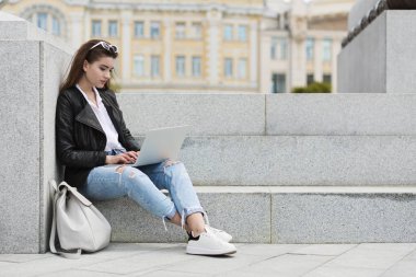 Onu laptop ile sokakta çalışan genç kadın